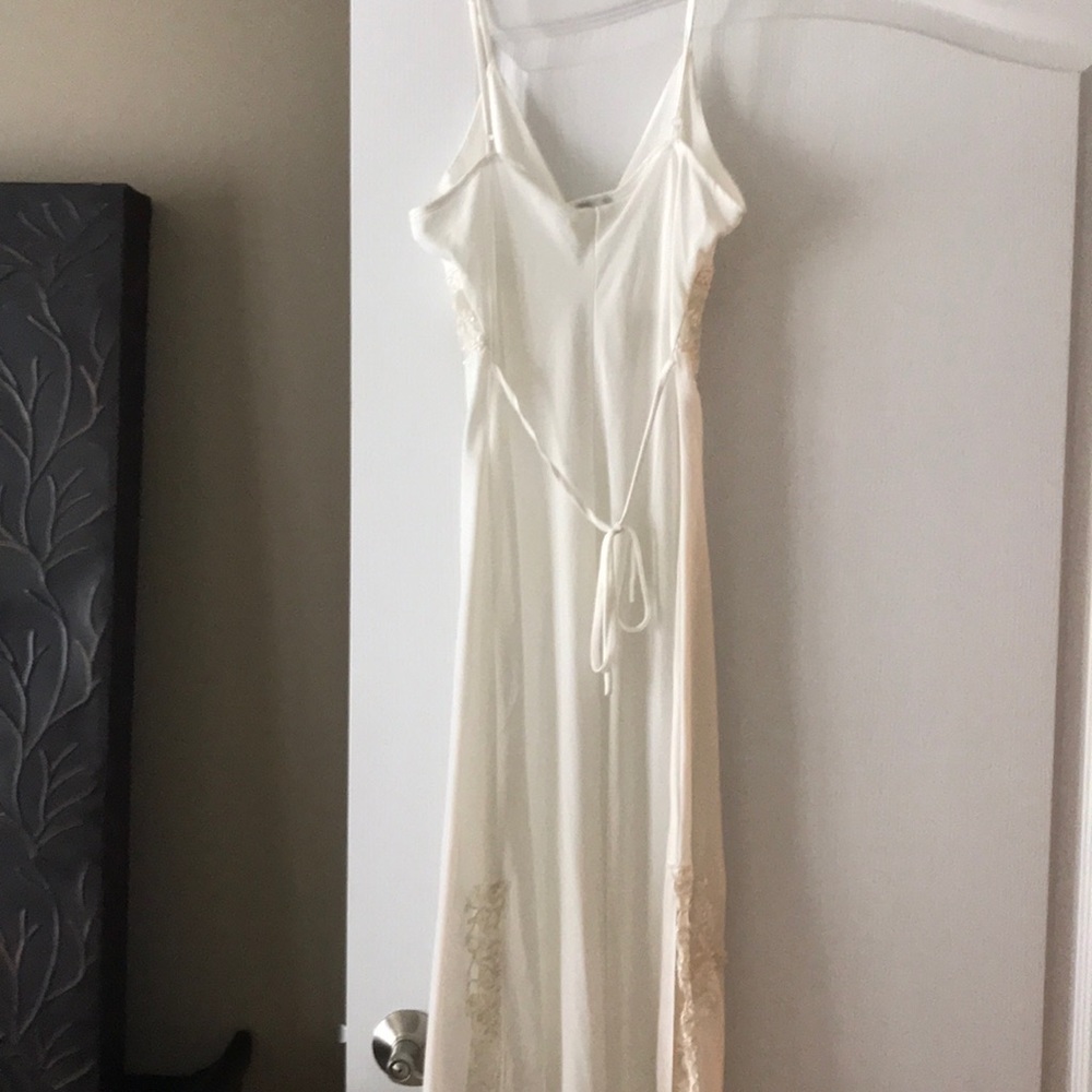 Lingerie - Picture 2 of 3